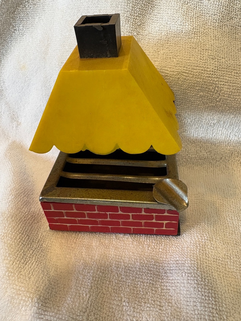 VTG KITSCHY PLASTIC FIREPLACE ASHTRAY Hong Kong